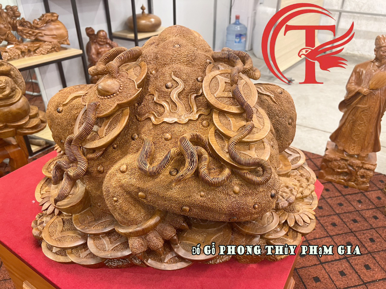 Alternative view of Tượng Cóc Thiềm Thừ Ngậm Tiền Vàng Gỗ Hương Ta - May Mắn và Bình An Cho Gia Đình