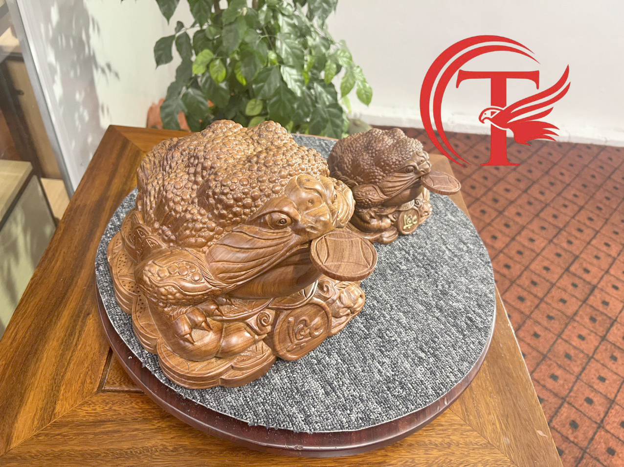 Alternative view of Cóc Thiềm Thừ Ngậm Tiền Vàng Gỗ Hương Đá – “Chiêu Tài” Giữ Tiền, Hạn Chế Hao Hụt, Thất Thoát